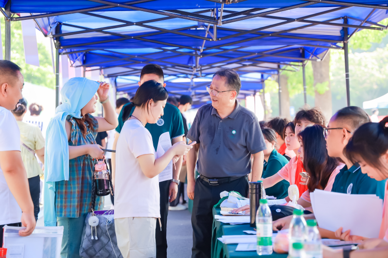 迈博体育喜迎2024级新生报到入学