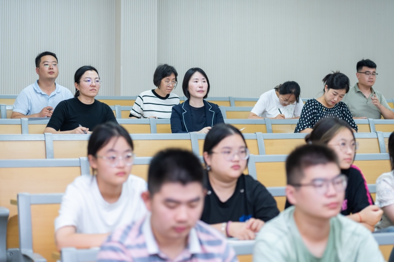 校领导深入一线检查指导教学工作